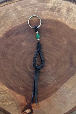 Chaveiro de Couro Trançado com Franja Cor:Preto com Pedra Verde